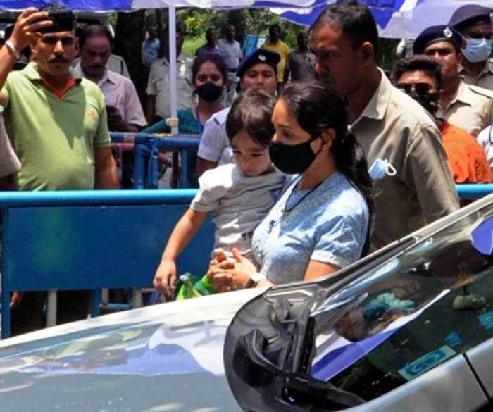 बेटे को गोद में लेकर ईडी के समक्ष पहुंची रुजिरा बनर्जी, जांच अधिकांरी हैरान